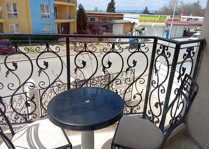 Sunny Apartment, Kokiche - White Building Liliya