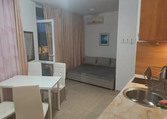 Διαμέρισμα Sunny Apartment, Kokiche - White Building Liliya Σάνι Μπιτς