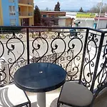 Sunny Apartment, Kokiche - White Building Liliya
