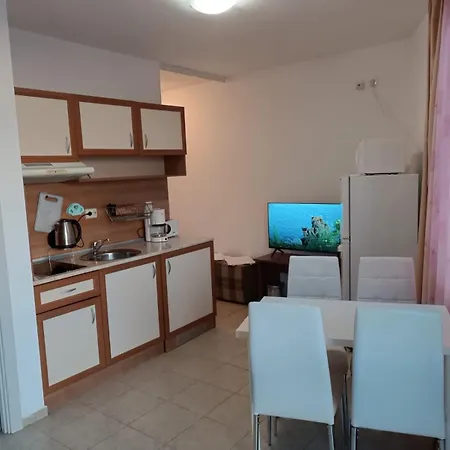 Lejlighed Sunny Apartment, Kokiche - White Building Liliya *