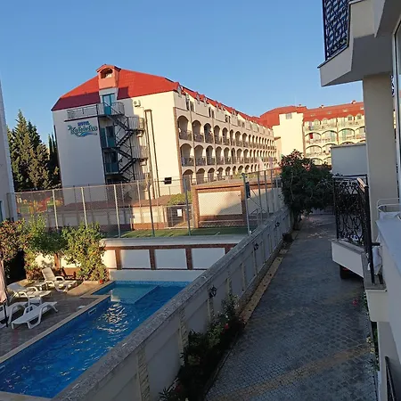 Lejlighed Sunny Apartment, Kokiche - White Building Liliya