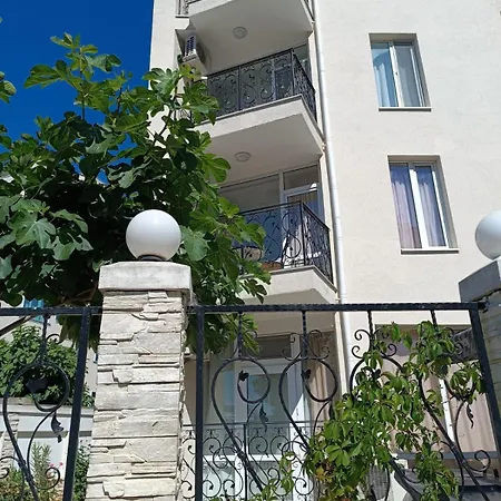 Sunny Apartment, Kokiche - White Building Liliya *