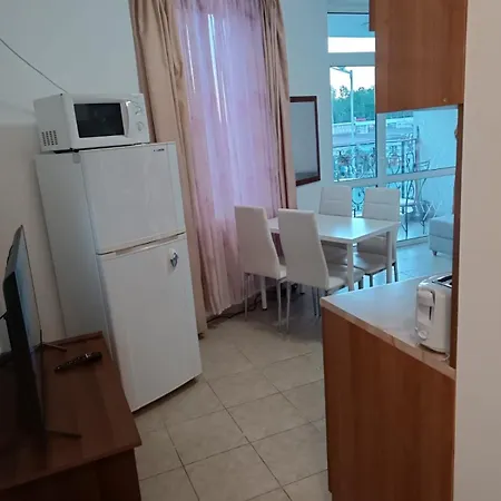 Sunny Apartment, Kokiche - White Building Liliya